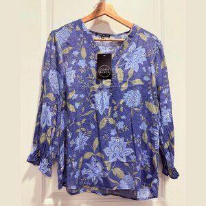Brand New! Blue floral top with 7/8 sleeves | Como Black